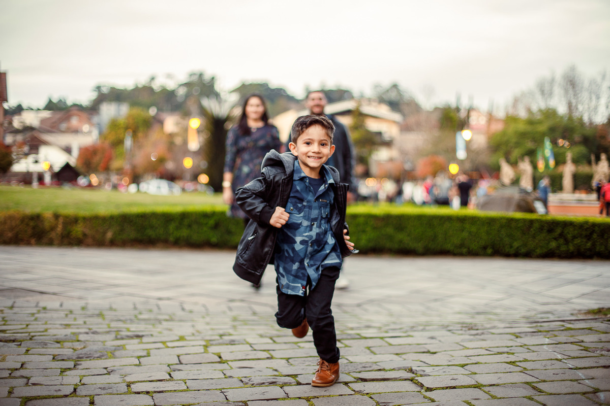 ensaio book em familia em gramado fotografo profissional fotos em gramado tour casal passeio gramadobook