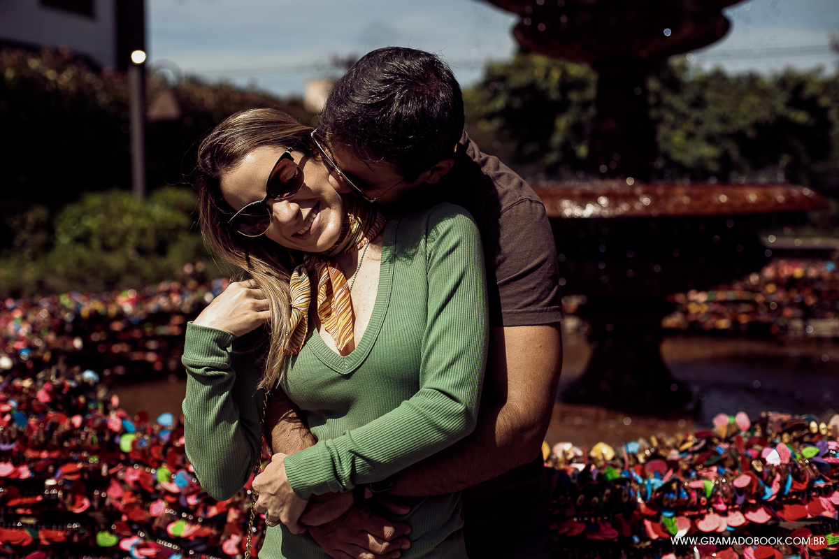 Ensaio fotográfico book de casal em gramado fotos fonte do amor eterno
