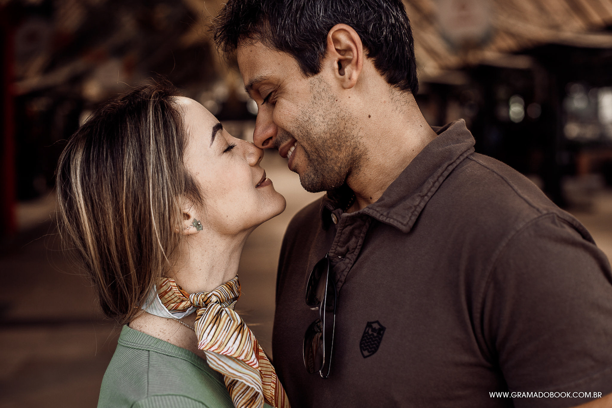 Ensaio fotográfico book de casal em gramado fotos rua coberta