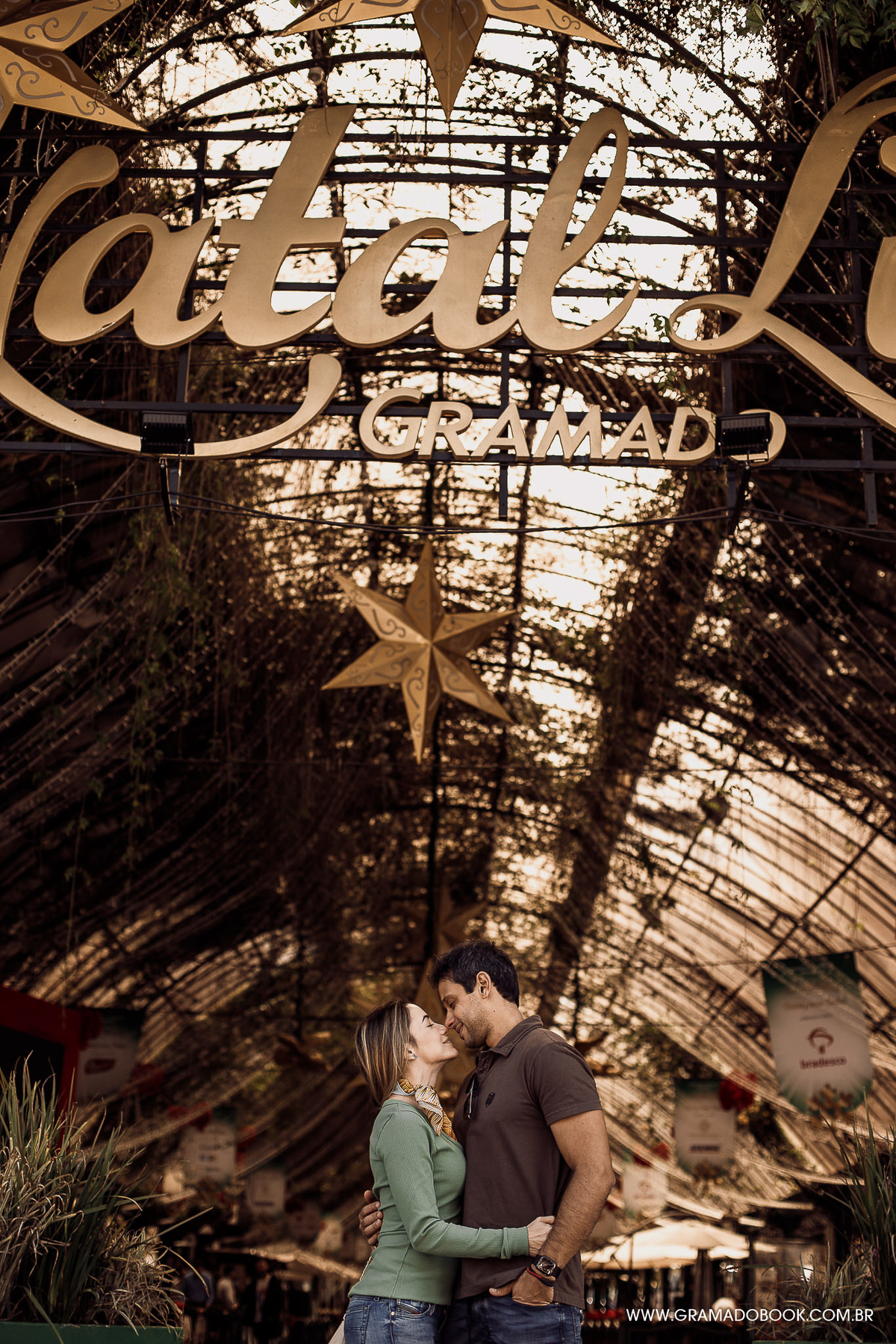 Ensaio fotográfico book de casal em gramado fotos rua coberta