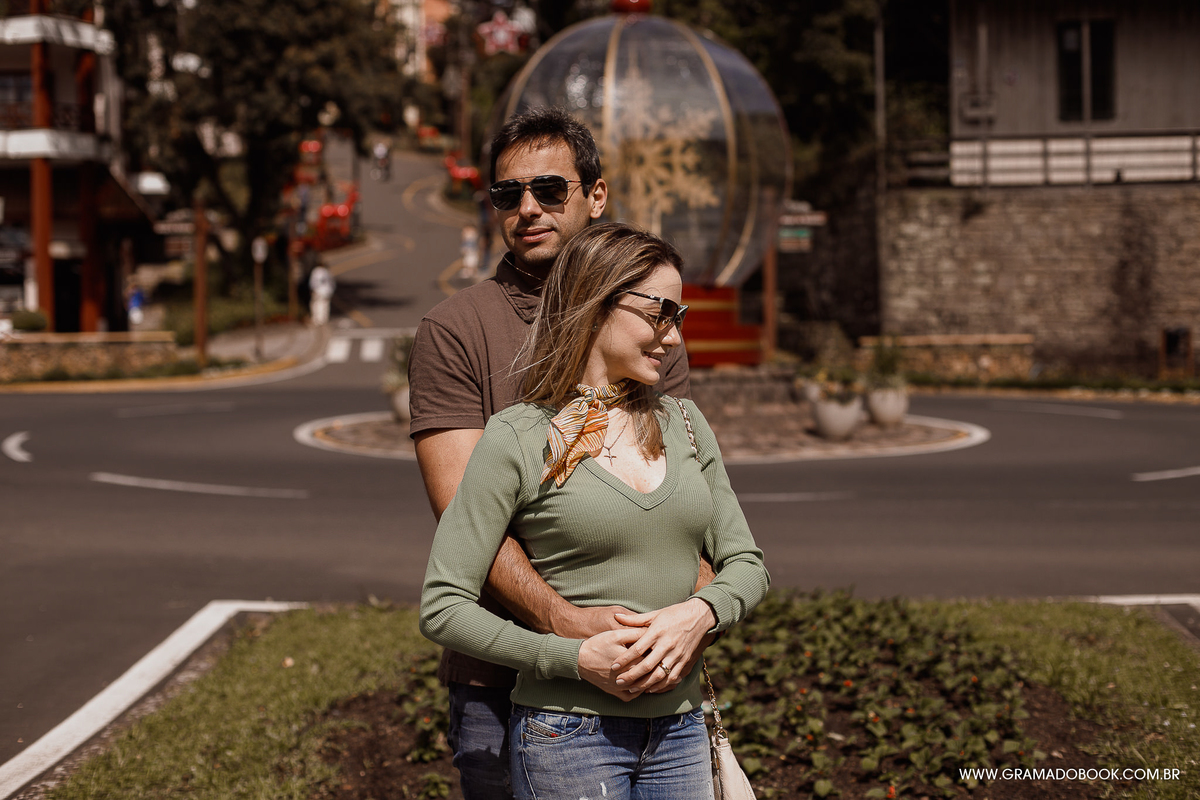 Ensaio fotográfico book de casal em gramado fotos rua torta