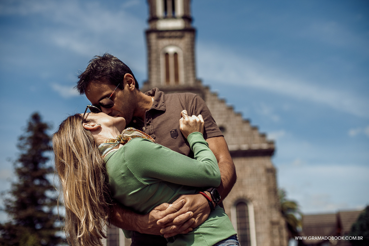 Ensaio fotográfico book de casal em gramado fotos igreja