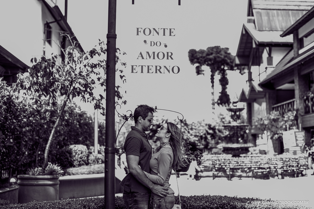 Ensaio fotográfico book de casal em gramado fotos fonte do amor eterno