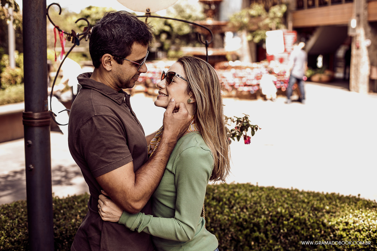 Ensaio fotográfico book de casal em gramado fotos fonte do amor eterno