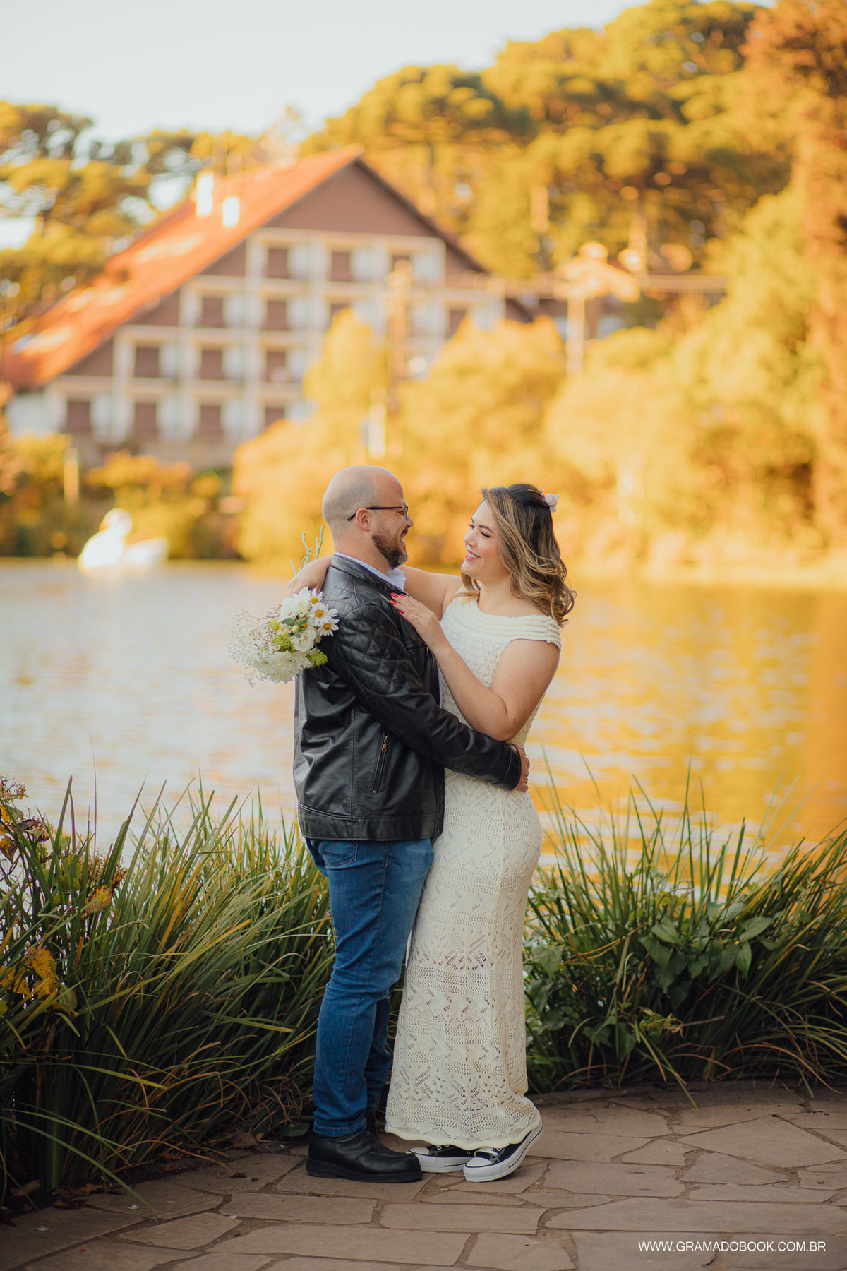 fotografo em gramado ensaio casal lago negro casamento fotos por do sol profissional barato promocao gramadobook