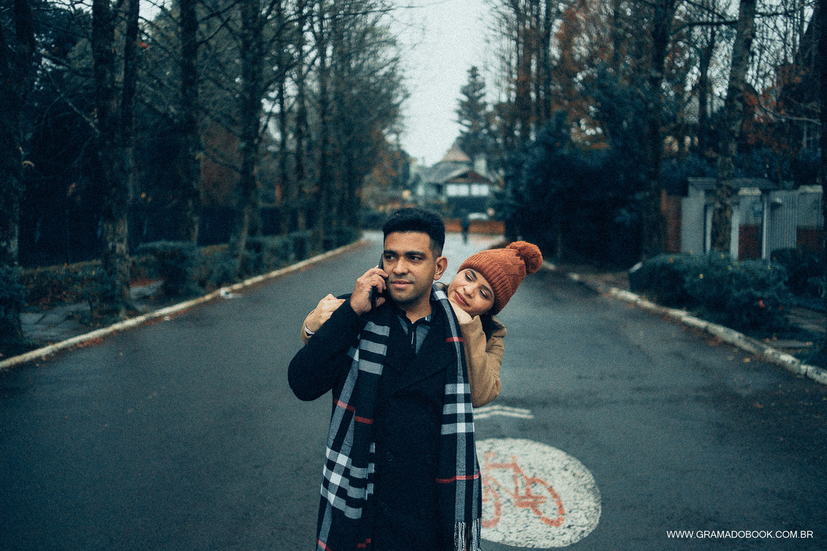 Rua famosa fotos em gramado pedido de casamento folhas casal pelas ruas cidade serra gaucha fotografo