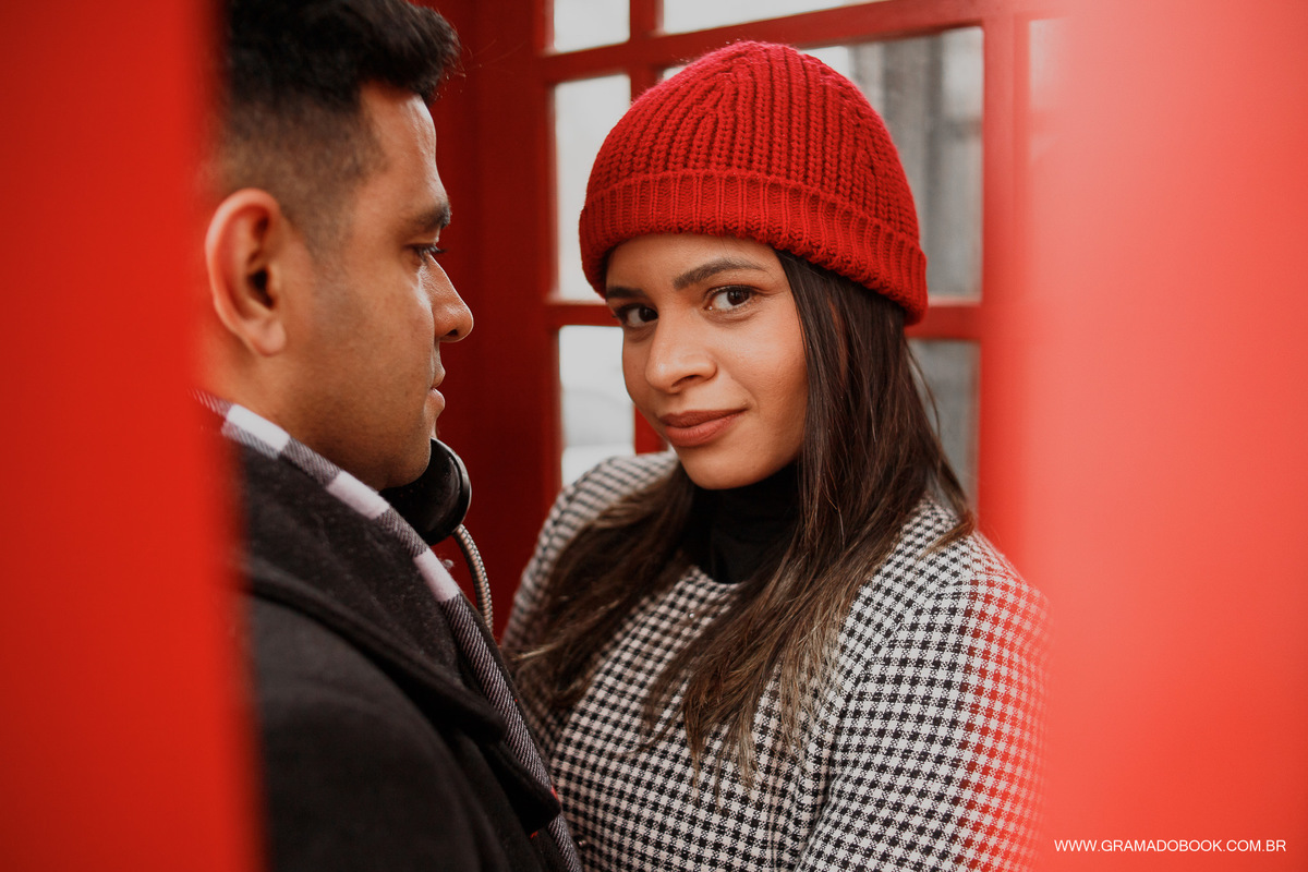 cabine telefonica vermelha em gramado fotos fotografo fotografia ensaio book de casal profissional principais pontos