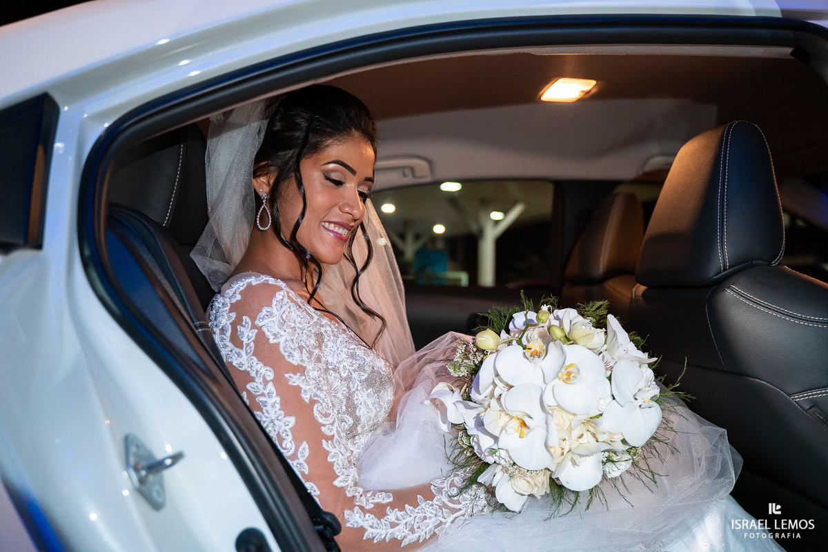 noiva saindo do carro