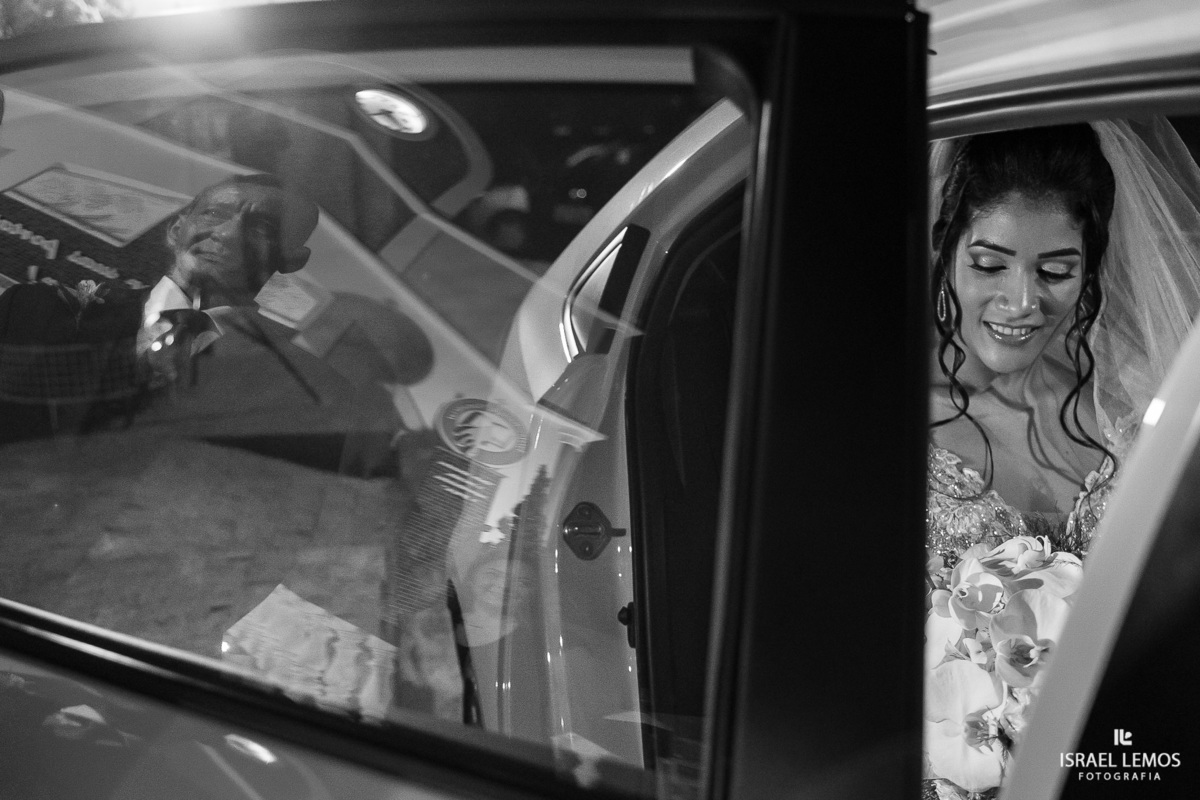 noiva saindo do carro com reflexo do pai fotos em pitangui
