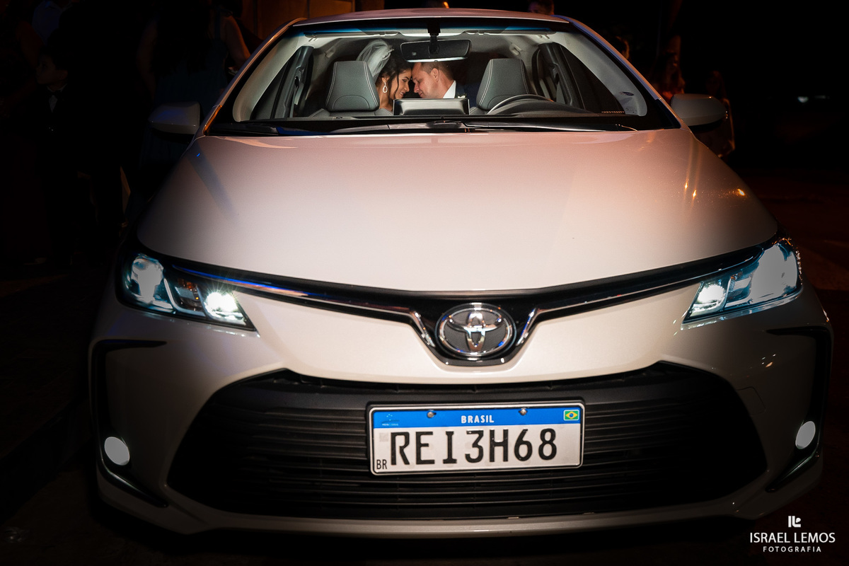 foto do casal dentro do carro em Pitangui MG fotografo de casamento