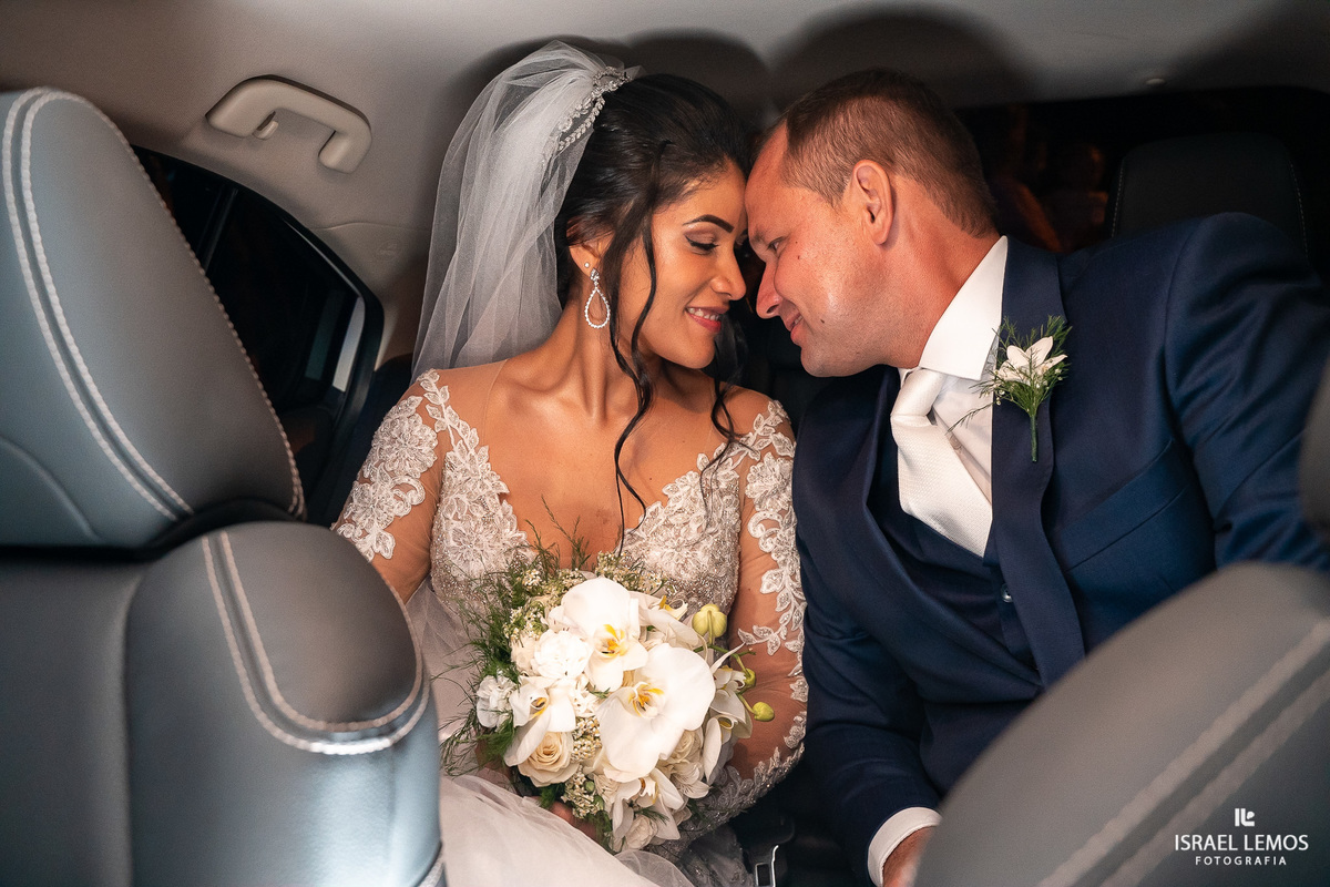 foto do casal dentro do carro em Pitangui MG fotografo de casamento