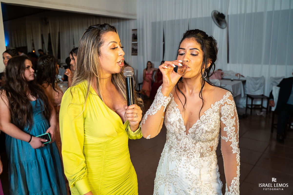 noiva bebe uma pinga  e