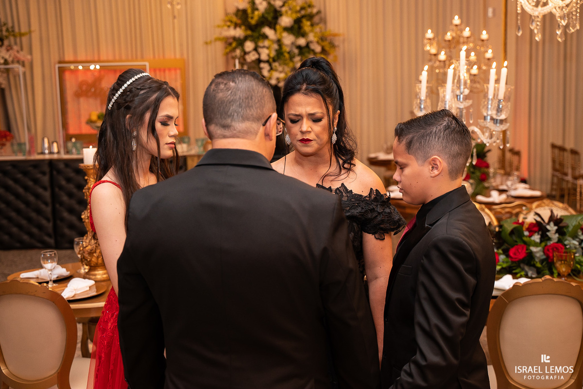 momento de oração Melhor festa de 15 anos no Augusttus em contagem