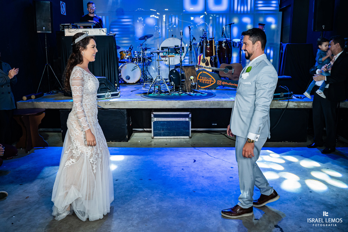 Valsa maluca dos novios fazem sucesso em casamentoa maluca dos novios fazem sucesso em casamento