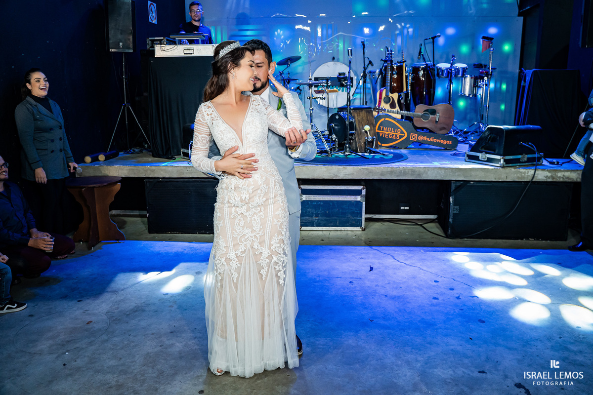 Valsa maluca dos novios fazem sucesso em casamento