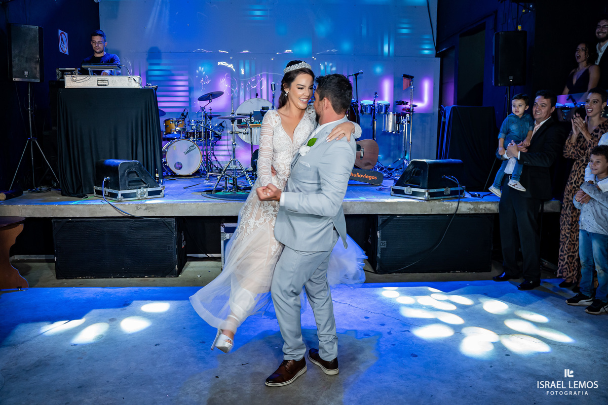 Valsa maluca dos novios fazem sucesso em casamento