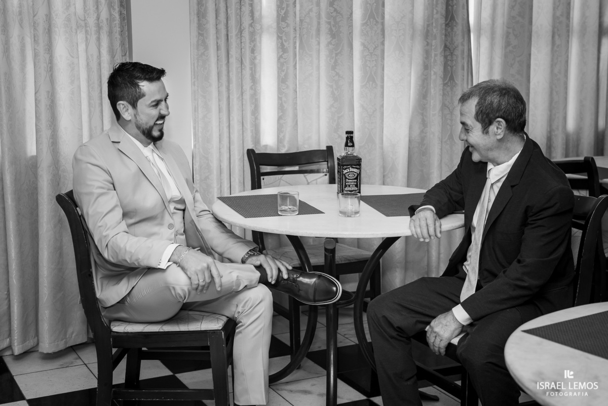 familia do noivo bebe wiskey antes do casamento e 