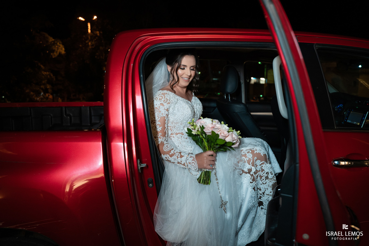 Noiva sai de uma hillux 