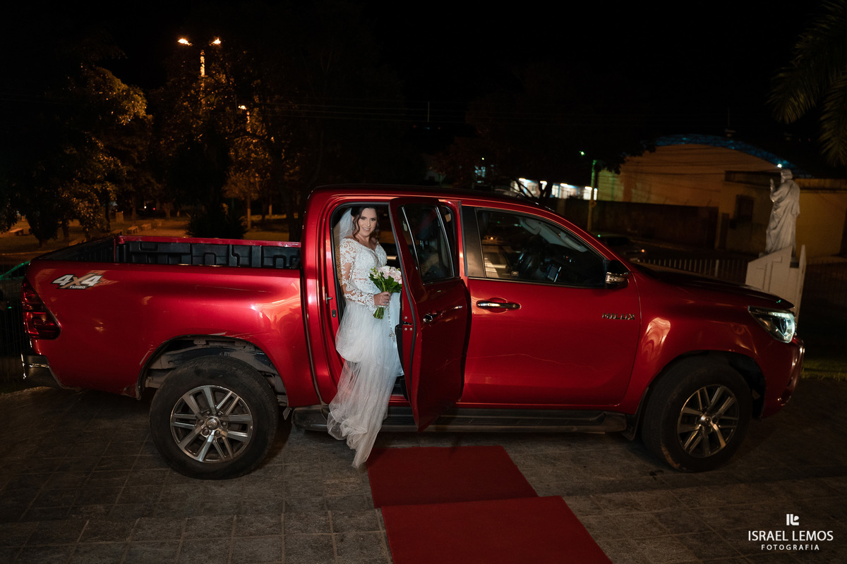 Noiva sai de uma hillux 