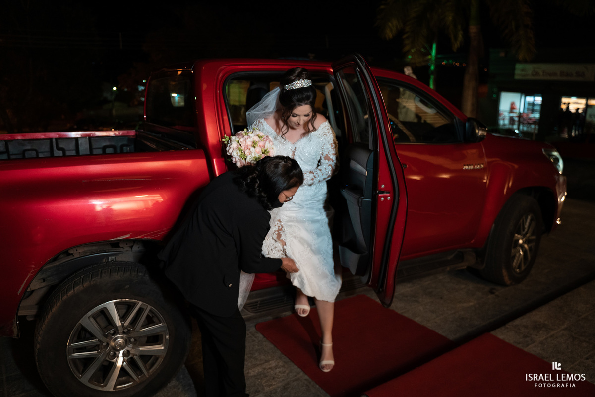 Noiva sai de uma hillux 