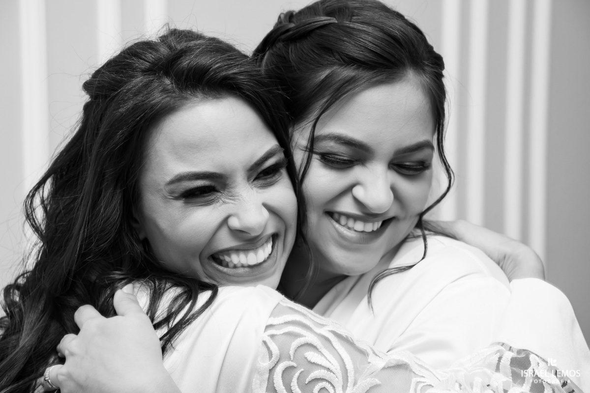 noiva com sua mãe em para de minas em seu make of