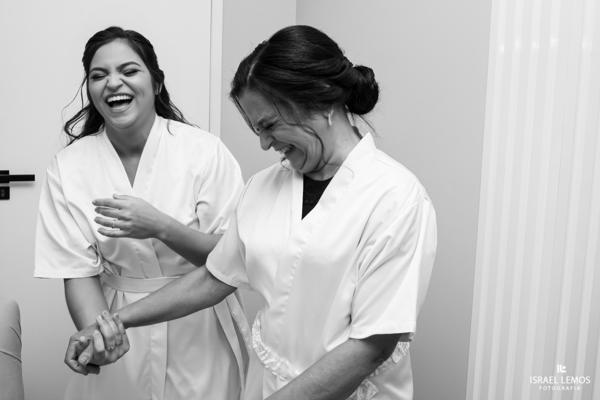 noiva com sua mãe em para de minas em seu make of