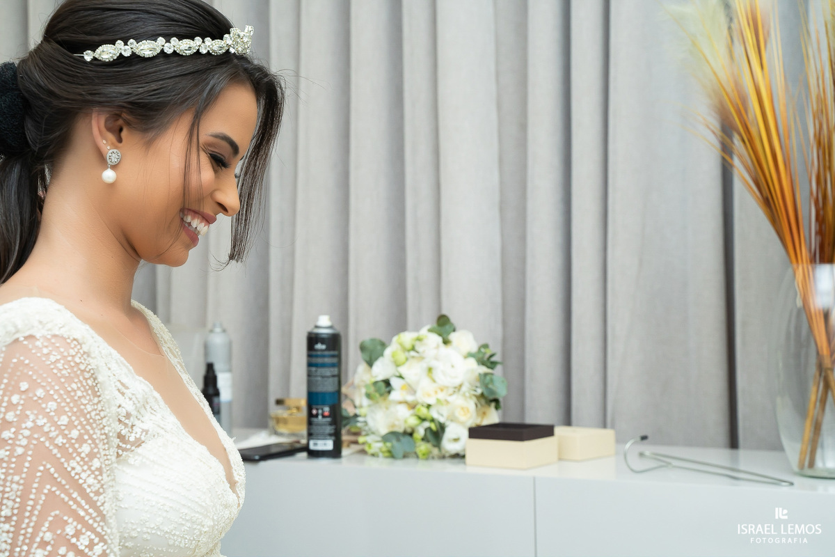 noiva com sua mãe em para de minas em seu make of