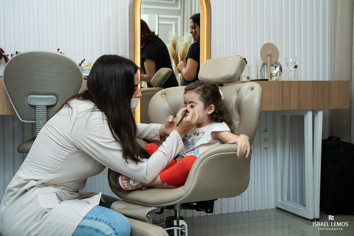 noiva com sua mãe em para de minas em arrumando para o casamento