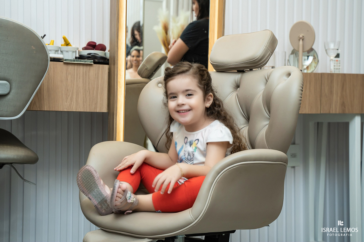 noiva com sua mãe em para de minas em arrumando para o casamento