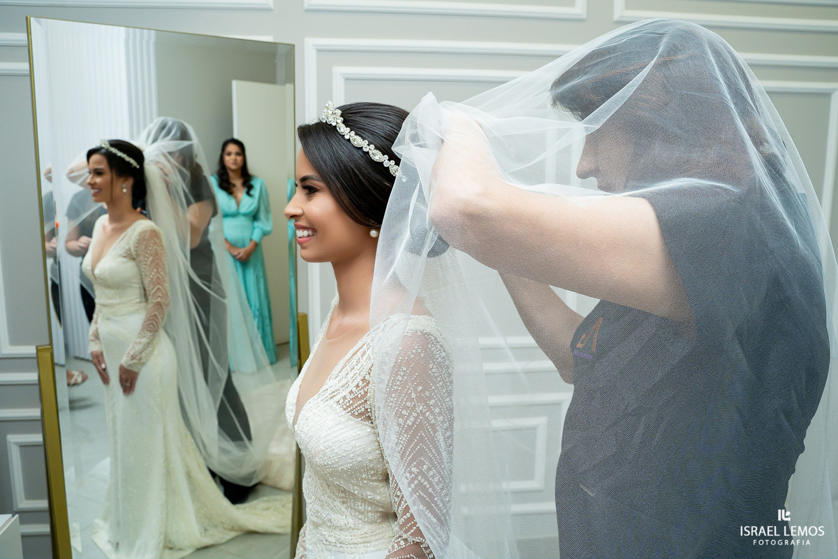 noiva com sua mãe em para de minas em arrumando para o casamento