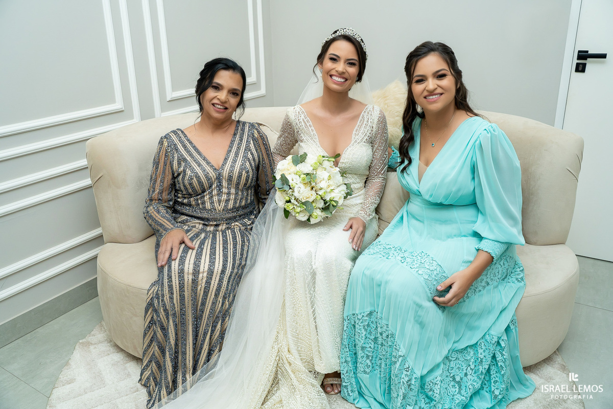 noiva com sua noiva com sua mãe em para de minas em arrumando para o casamentomãe em para de minas em arrumando para o casamento