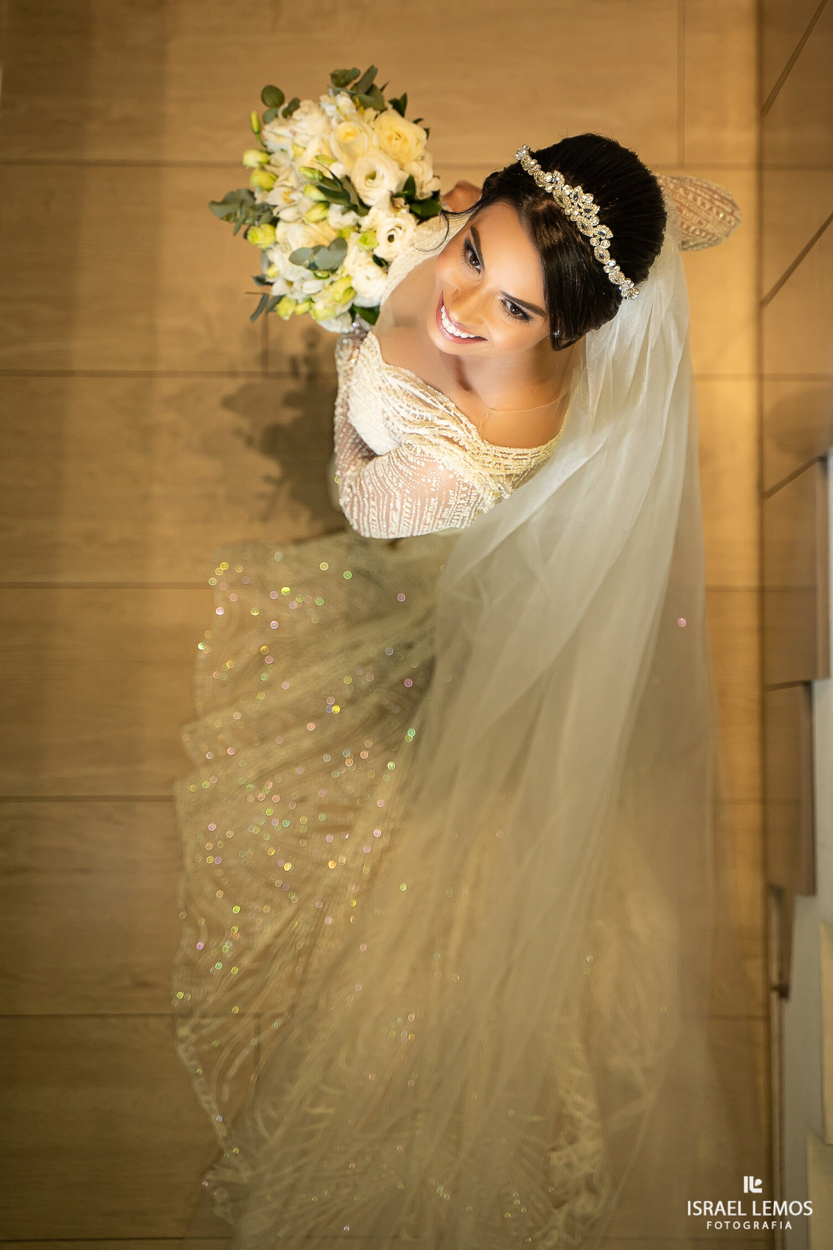 noiva com sua mãe em para de minas em arrumando para o casamentov