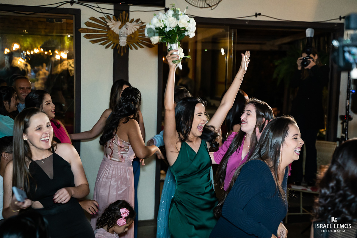 madrinha pega o buque e fica muito feliz para de minas