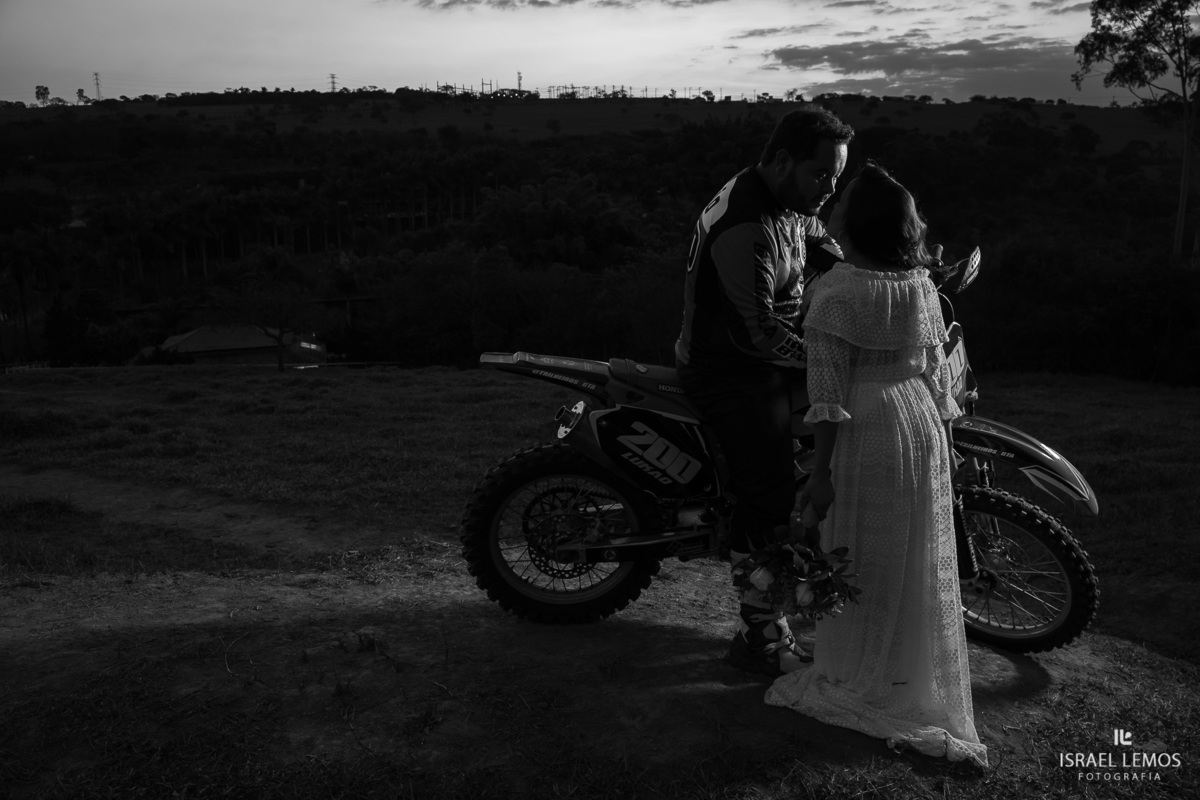 Fotografia de pre casamento com motos de tilha
