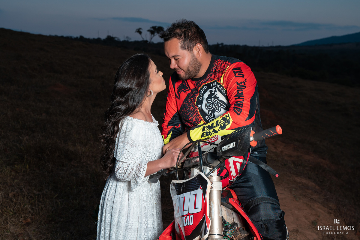 Fotografia de pre casamento com motos de tilha