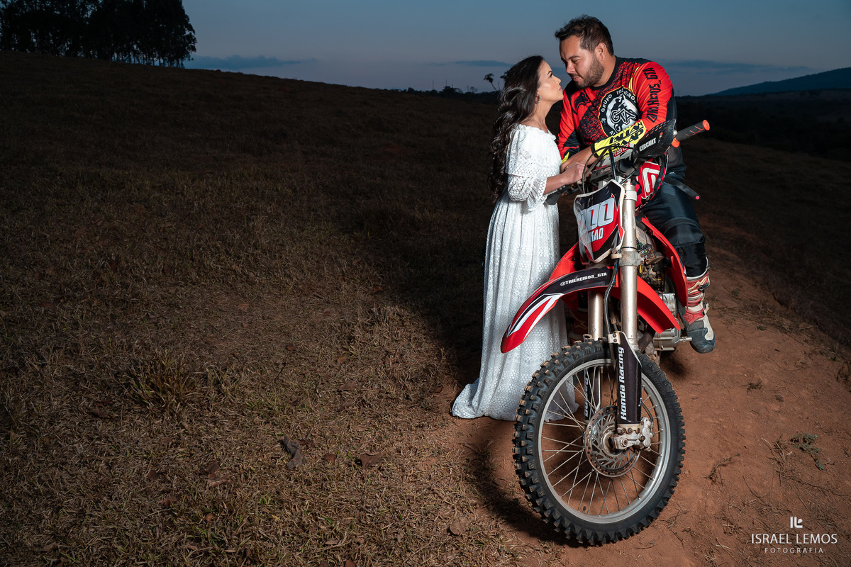 Fotografia de pre casamento com motos de tilha