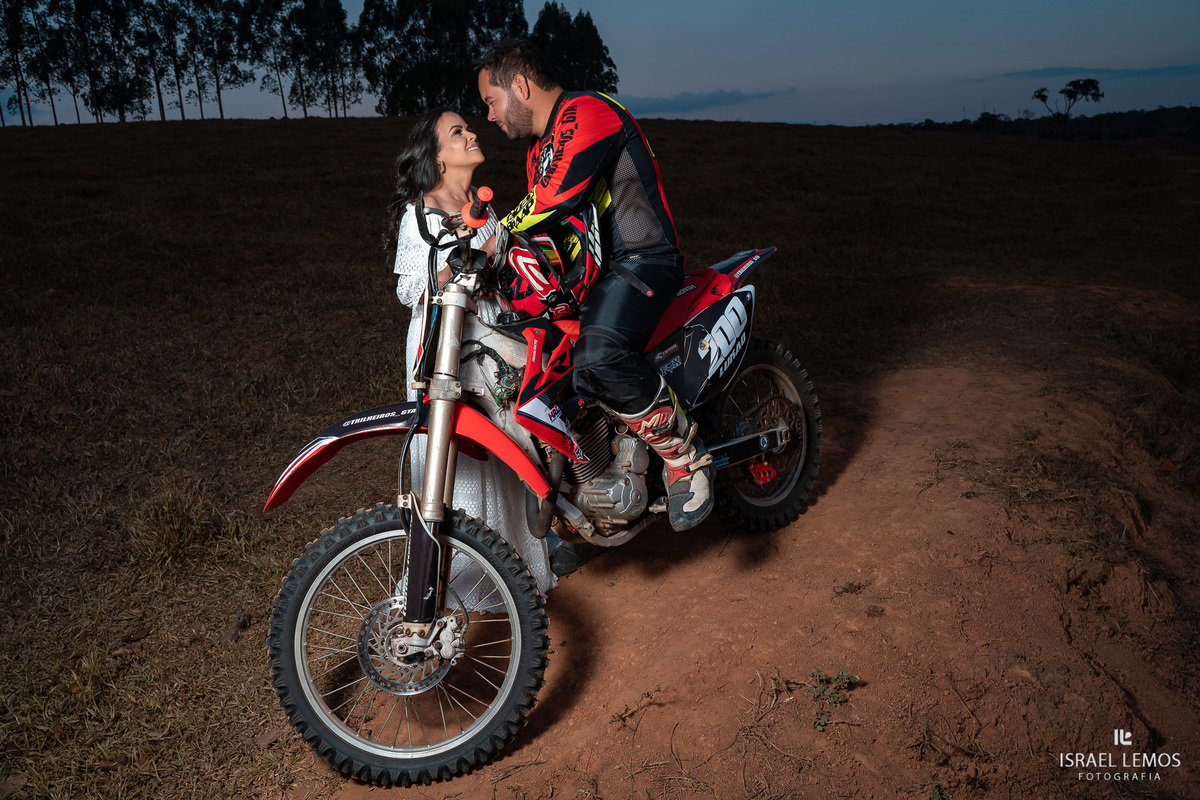 Fotografia de pre casamento com motos de tilha