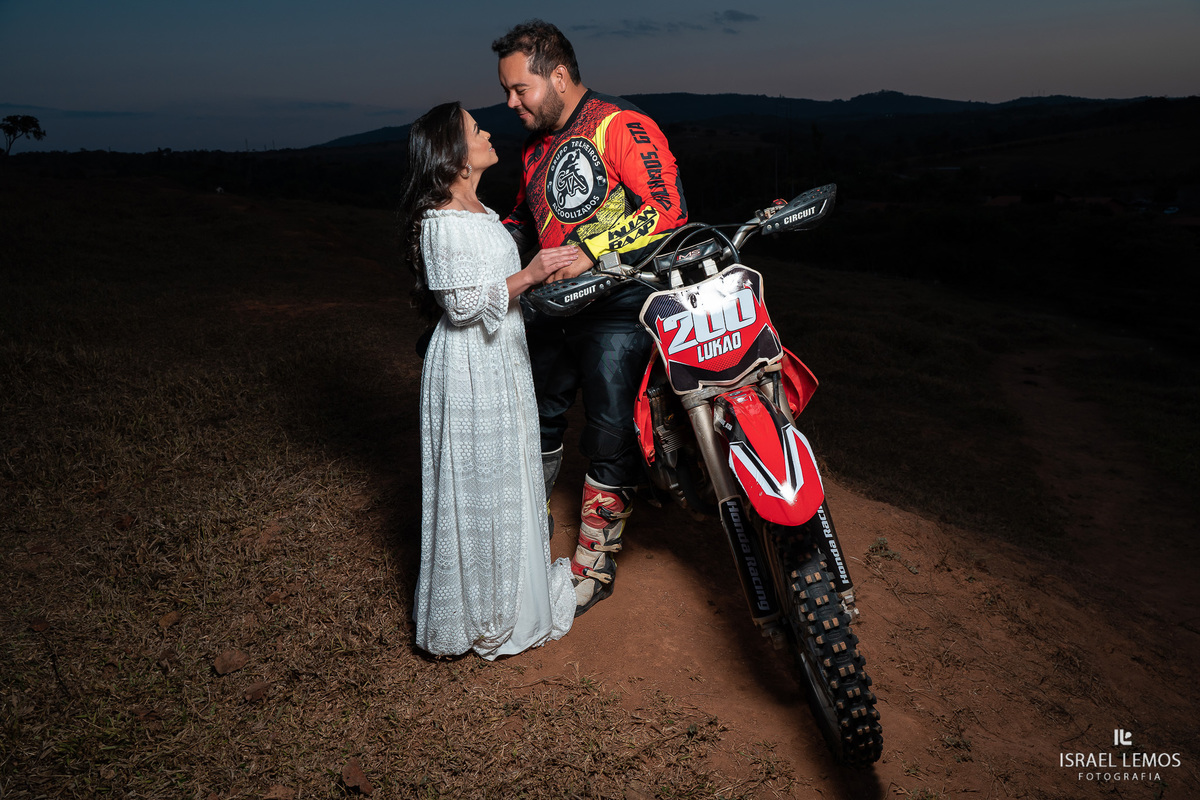 Fotografia de pre casamento com motos de tilha