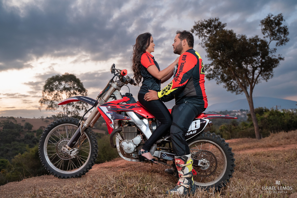 Fotografia de pre casamento com motos de tilha