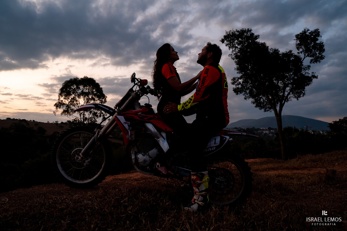 Fotografia de pre casamento com motos de tilha