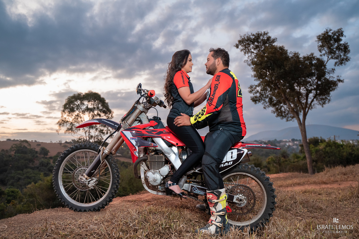 Fotografia de pre casamento com motos de tilha