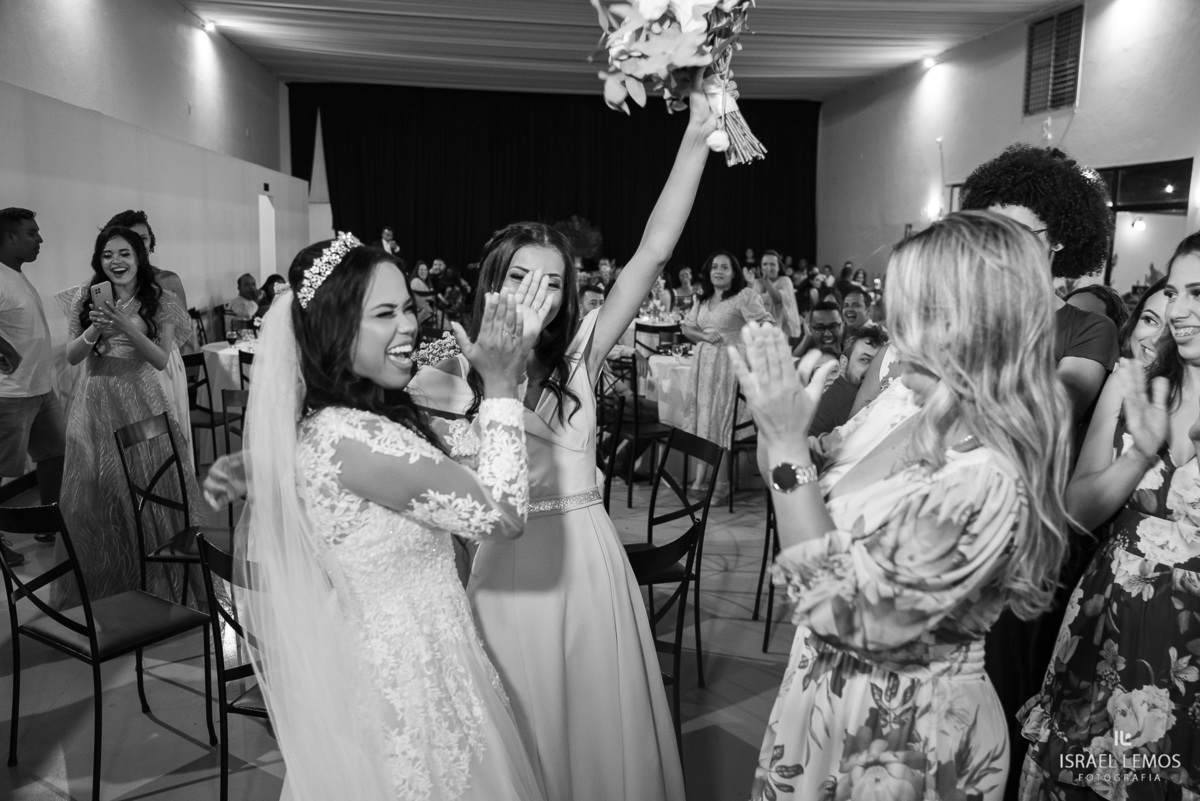noiva joga buque 