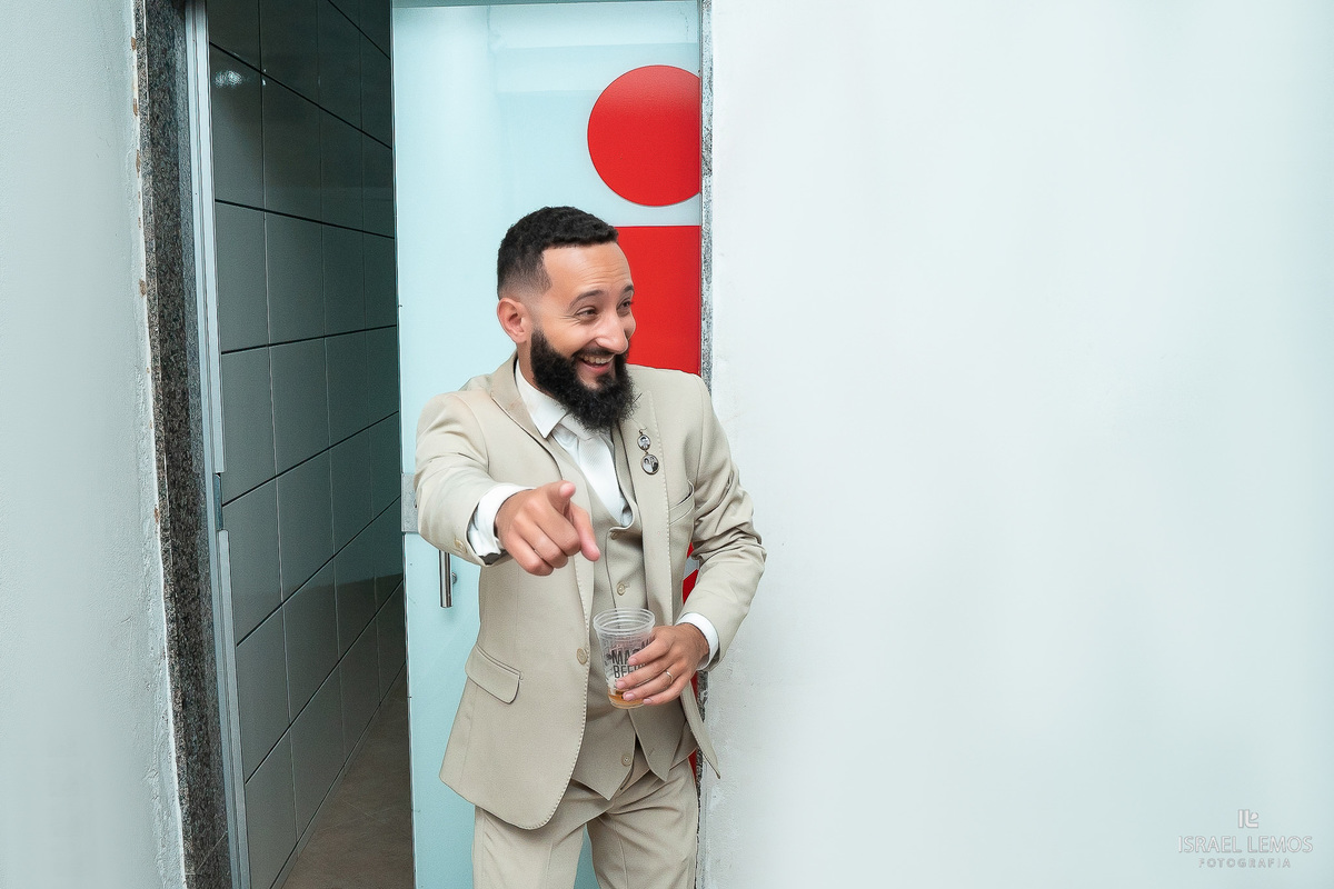 noivo saindo do banheiro