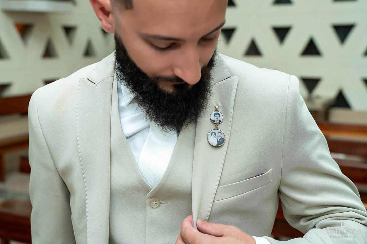 noivo com broche dos avos