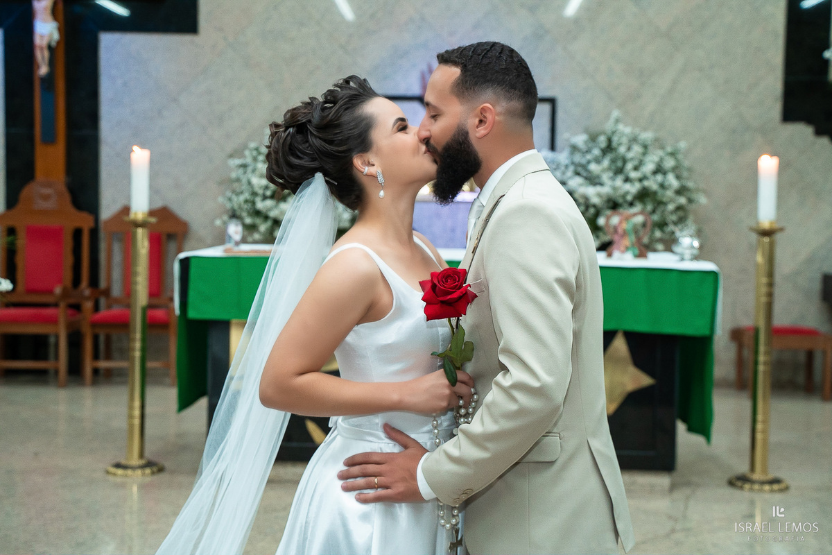 noiva beija seu noivo com a flor