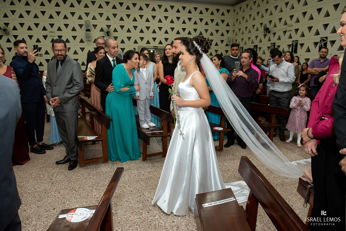 bruna entrando na igreja de Itauna