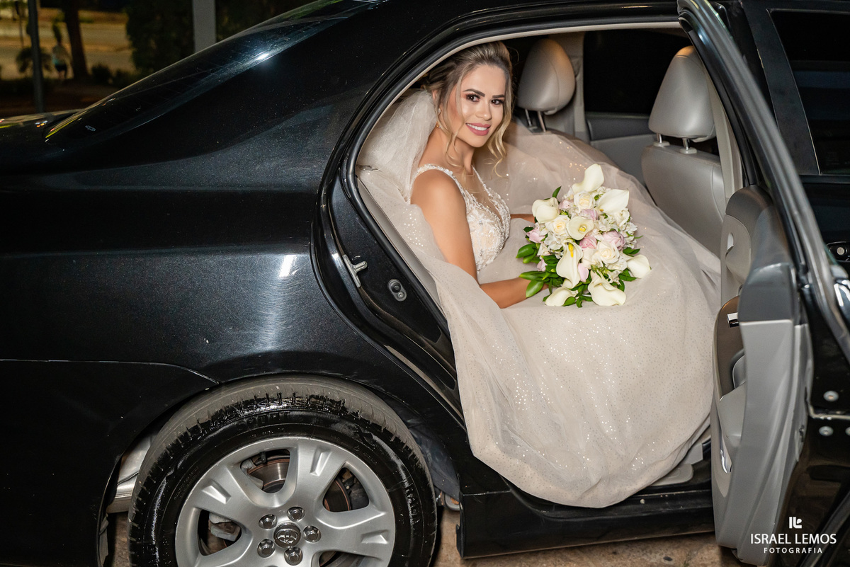 noiva saindo do carro em para de minas