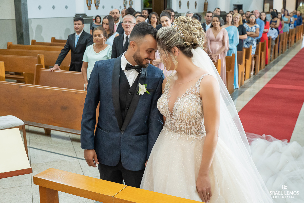 vFotografia de casamento na igreja sao Francisco em para de minas pelo fotografo de casamento israel lemos