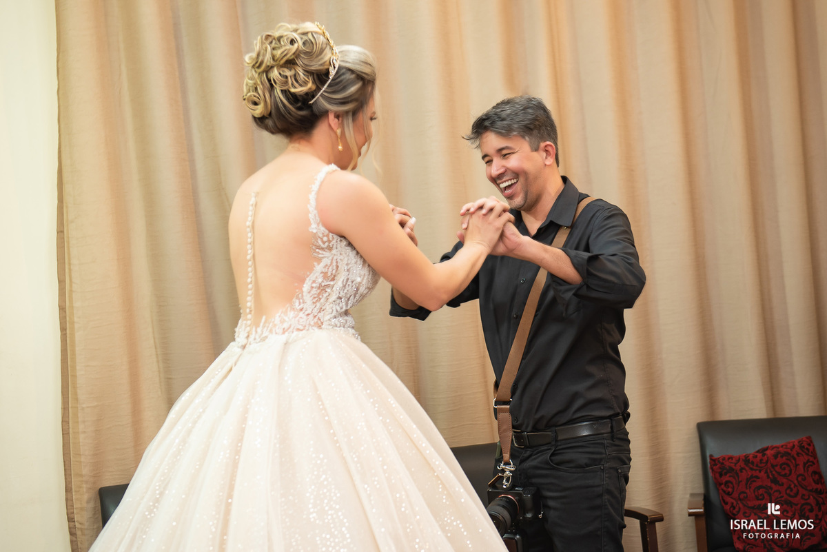 Israel Lemos conversando com a noiva