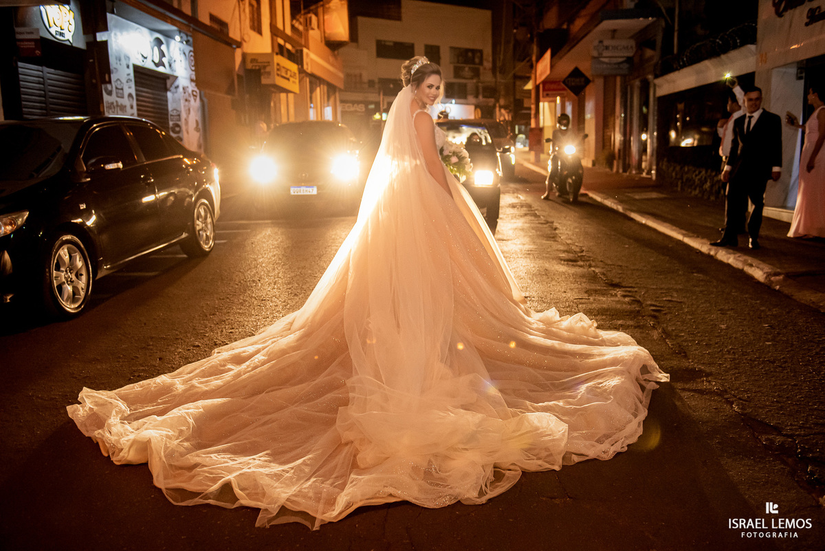 noiva para rua Benedito Valadares para sessão de fotos